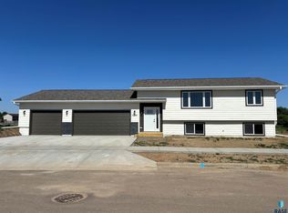 2700 N Bent Grass Ct, Sioux Falls, SD 57107