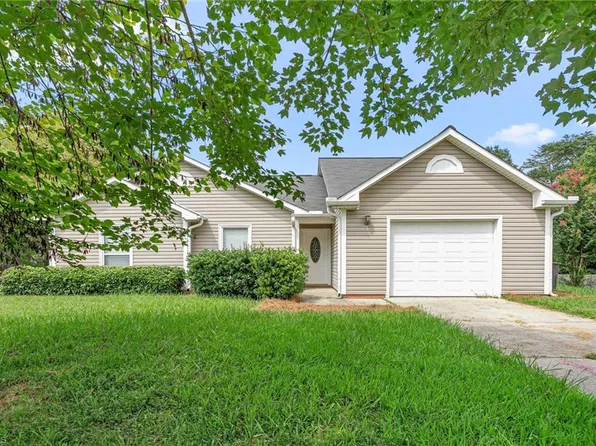 3217 Sparrowhawk Dr, High Point, NC 27265