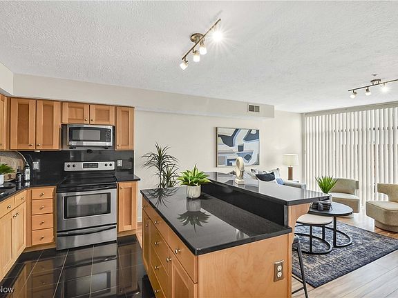 3rd image of 2222 Detroit Ave APT 717