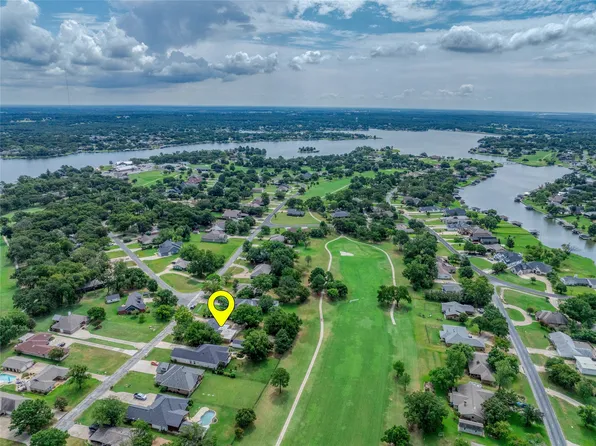300 Navajo Trl, Lake Kiowa, TX 76240