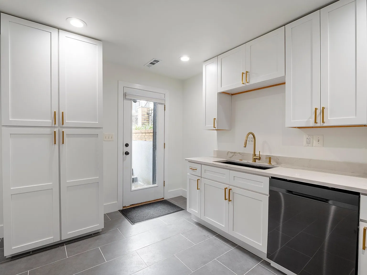 730 Newton Pl NW — Photo 2