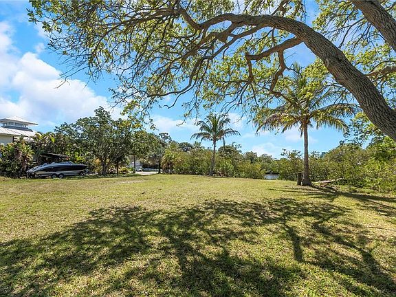 4th image of 300 Hillpoint Dr