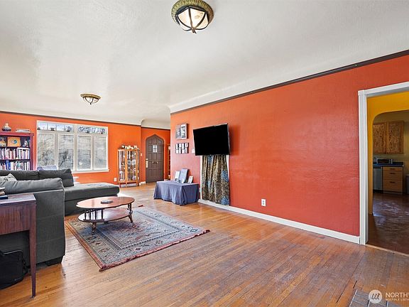 4th image of 621 Pearson Street