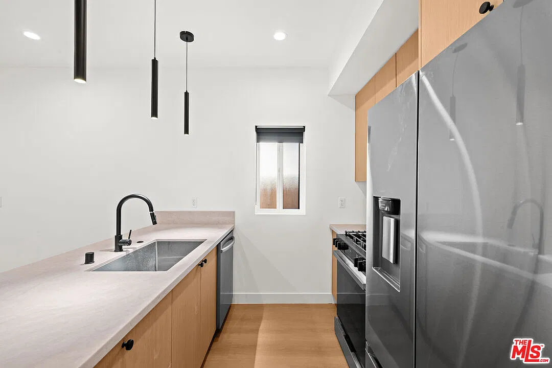 3 bed, 3.0 bath, 1200 sqft, $4,579 — Photo 3
