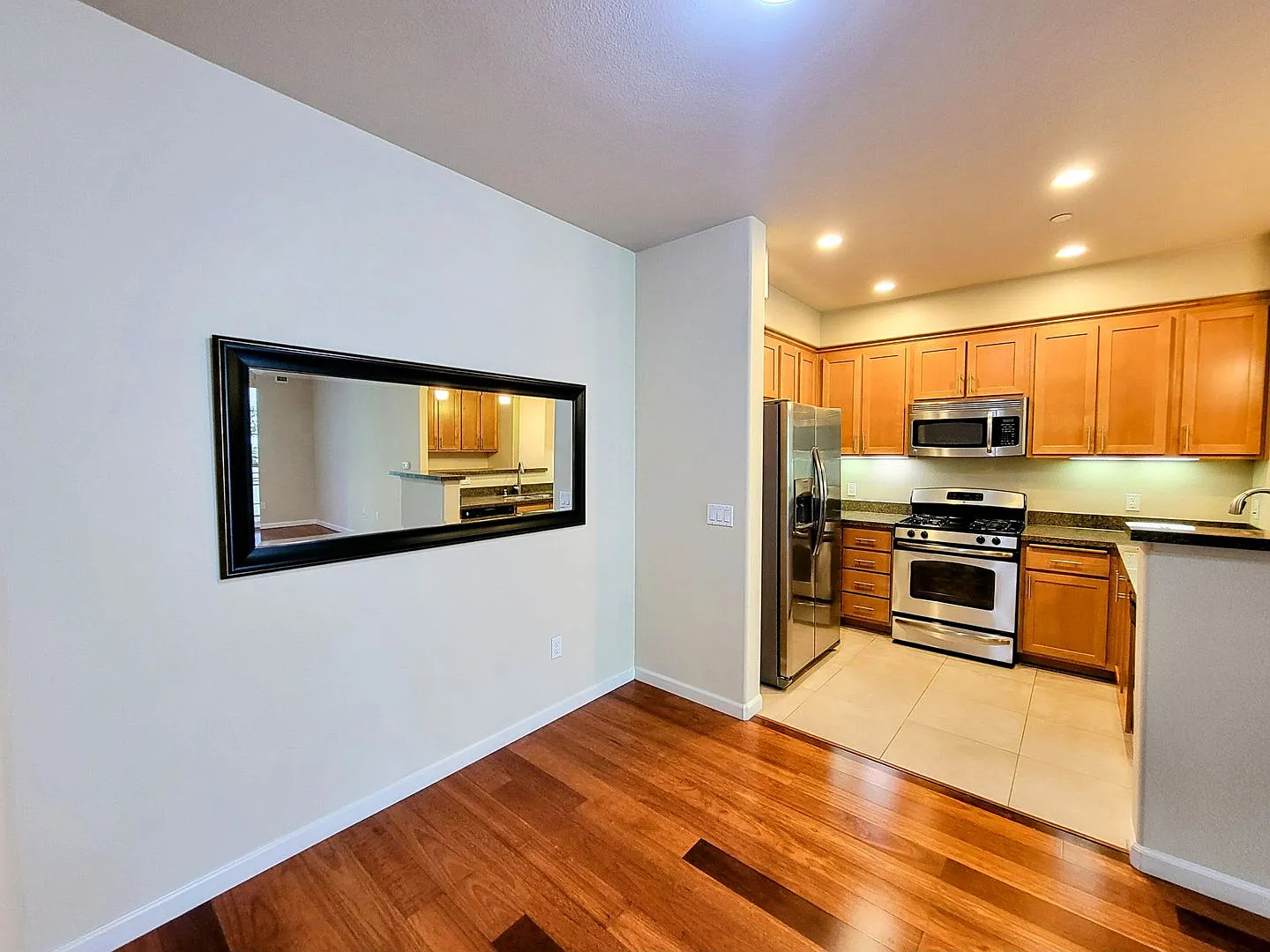Stunning 2 Bed 2 Bath Penthouse Condo in Los Altos. Great Schools and Location! — Photo 4