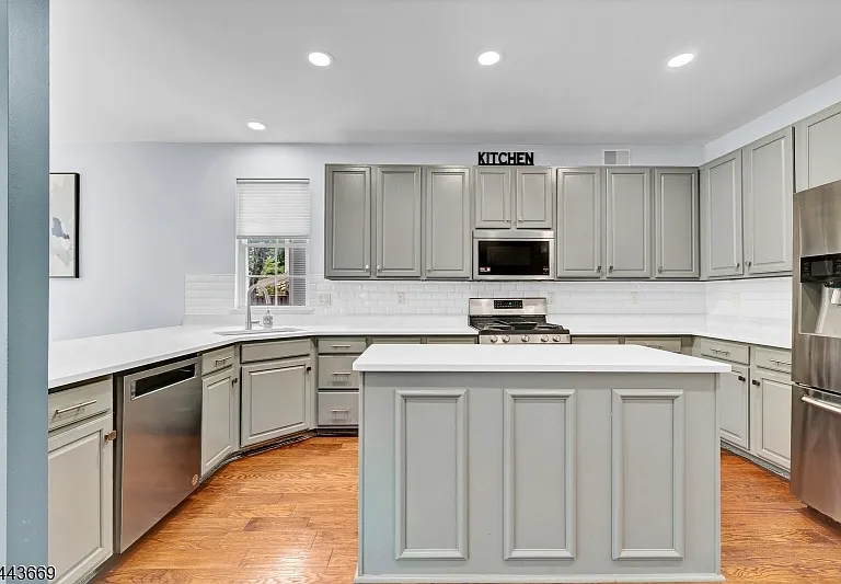 10 Stevens Ln — Photo 11