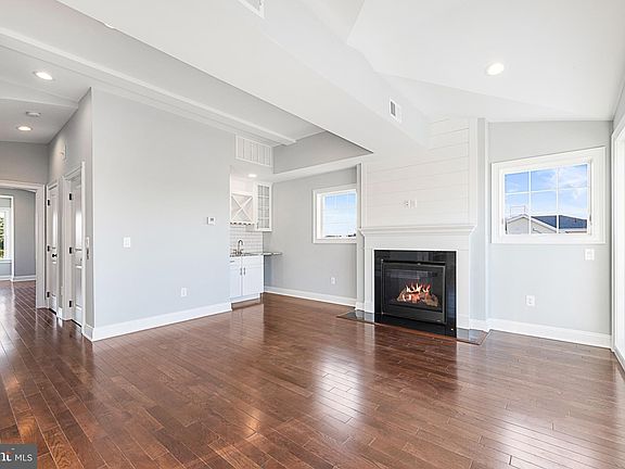 3rd image of 101 E 23rd St