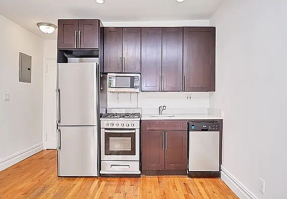 3rd image of 120 E 4th St APT 1B