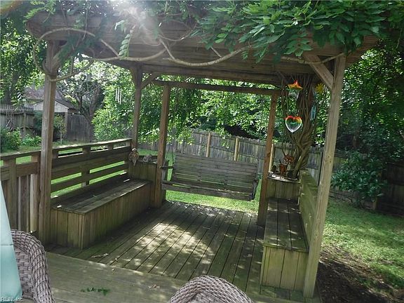 4th image of 833 Arondale Cres