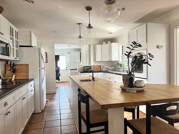Large kitchen with 3 sinks!