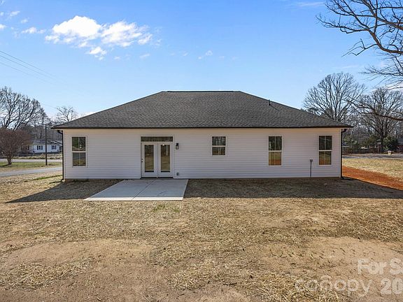 5th image of 2105 Fowler St