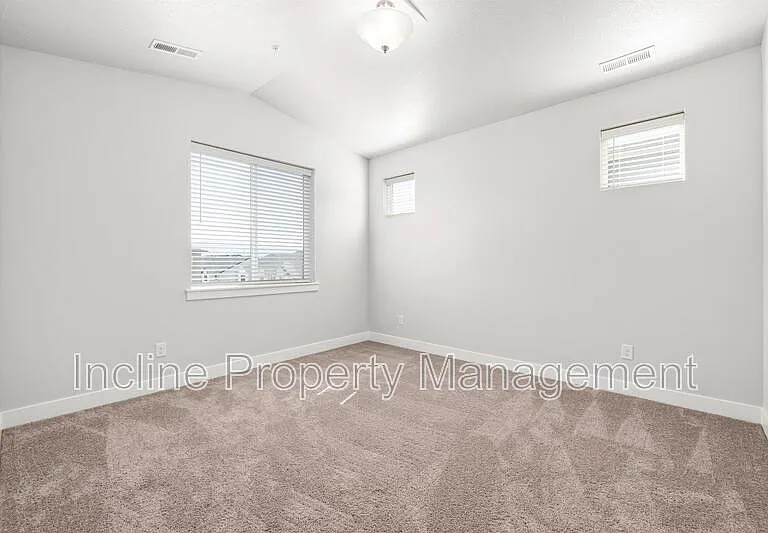 359 W 785 N — Photo 13