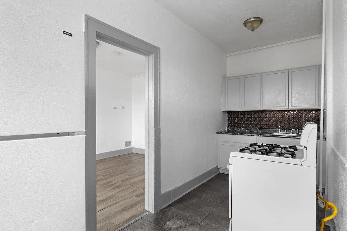 2 bed, 750 sqft, $825 — Photo 2
