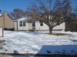 905 NE Barnes Dr, Lees Summit, MO 64086