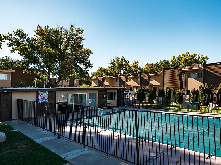 Fairway Park Manor — Photo 3
