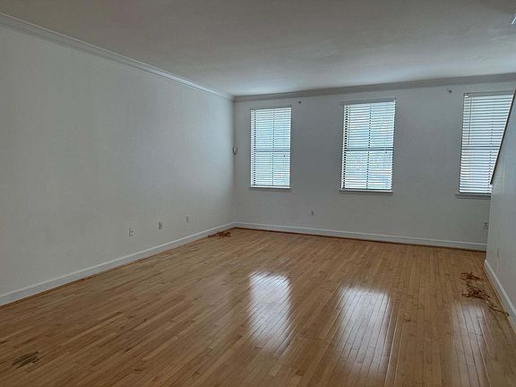 5th image of 606 Fern St