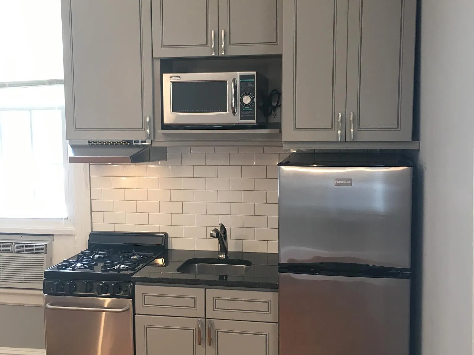 1 bed, 400 sqft, $1,050 — Photo 3