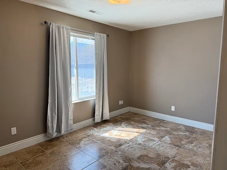 215 W Mill Rd — Photo 11