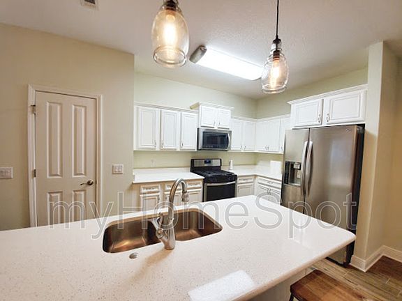5th image of 1011 W Hilary St