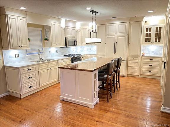 5th image of 320 Blueberry Ln