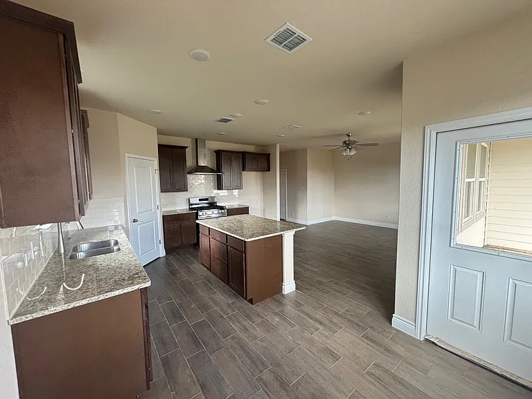 105 Troubadour Ln — Photo 5