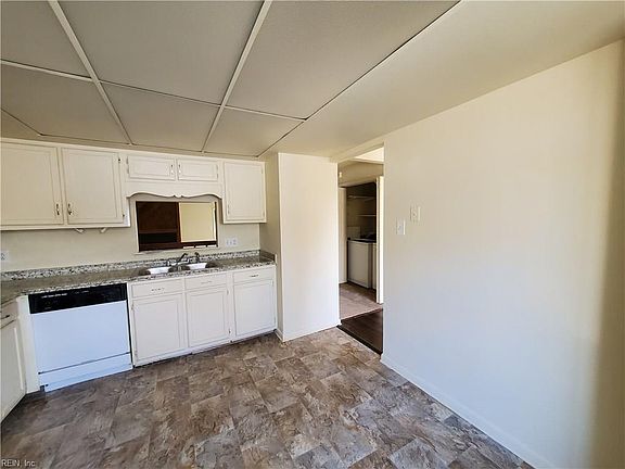 3rd image of 900 Monarch Dr