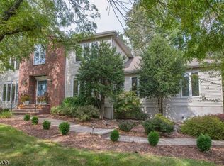 2 Knollwood Ter, Randolph, NJ 07869