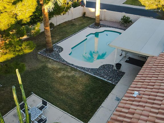 5th image of 804 W EMERALD ISLAND Drive