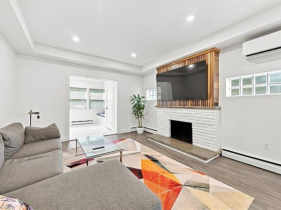 5th image of 2177 Lakeshore Rd
