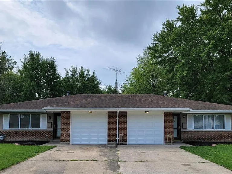 1104 Cambridge Ct — Photo 2