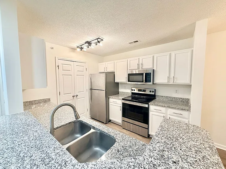 Lakeview Apartments — Photo 1