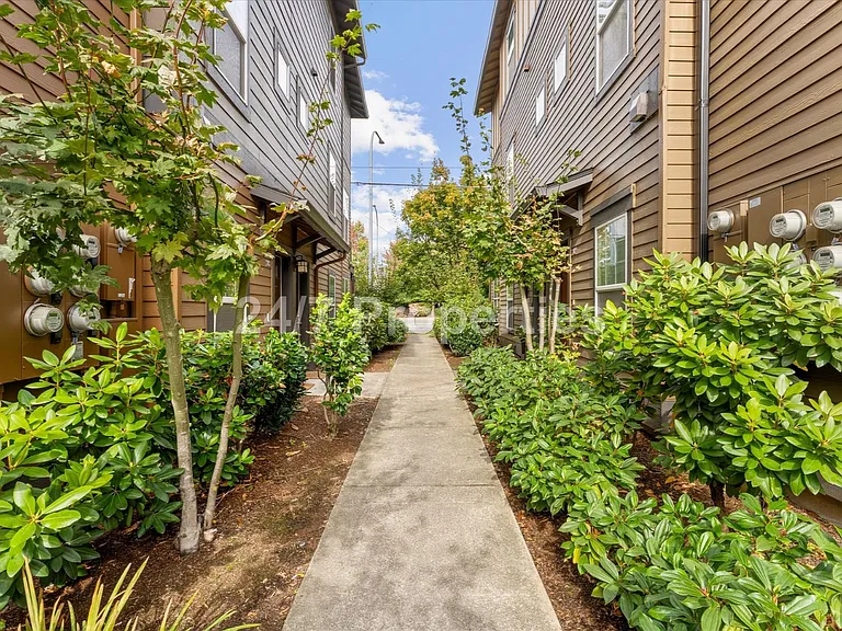 1050 SW 170th Ave #201 — Photo 25