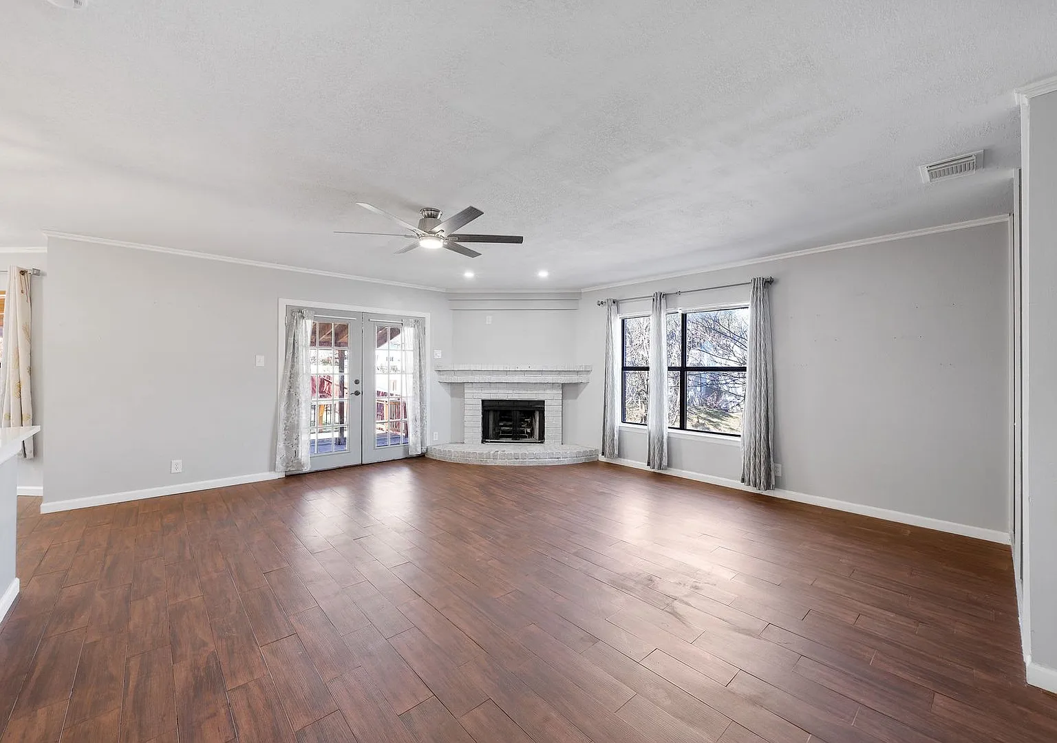 4 Bedroom/2.5 Bath Oak Bluff Subdivision — Photo 4