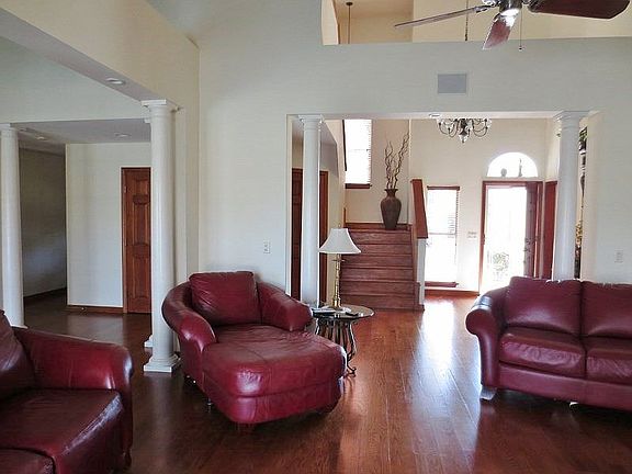 2nd image of 225 NW Scenic Lake Dr