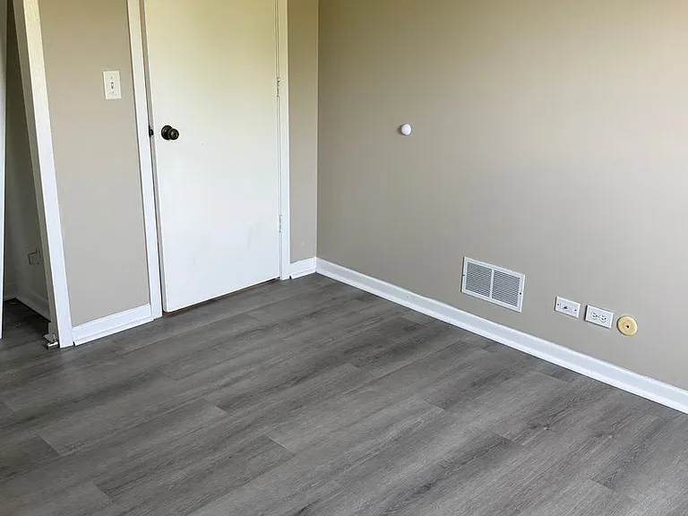 5S470 Scots Dr #D — Photo 13
