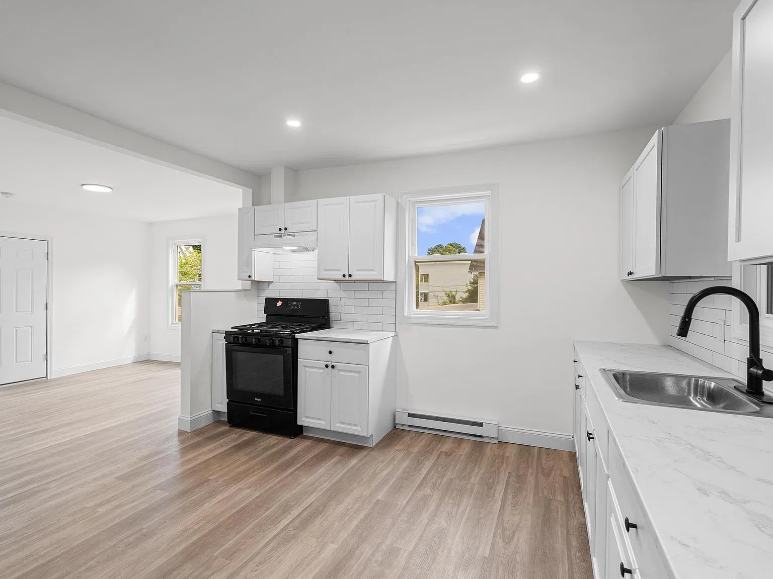 5 bed, 1346 sqft, $2,900 — Photo 4