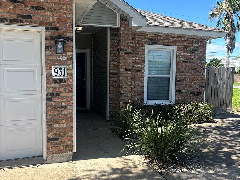931 Moore Ave — Photo 1
