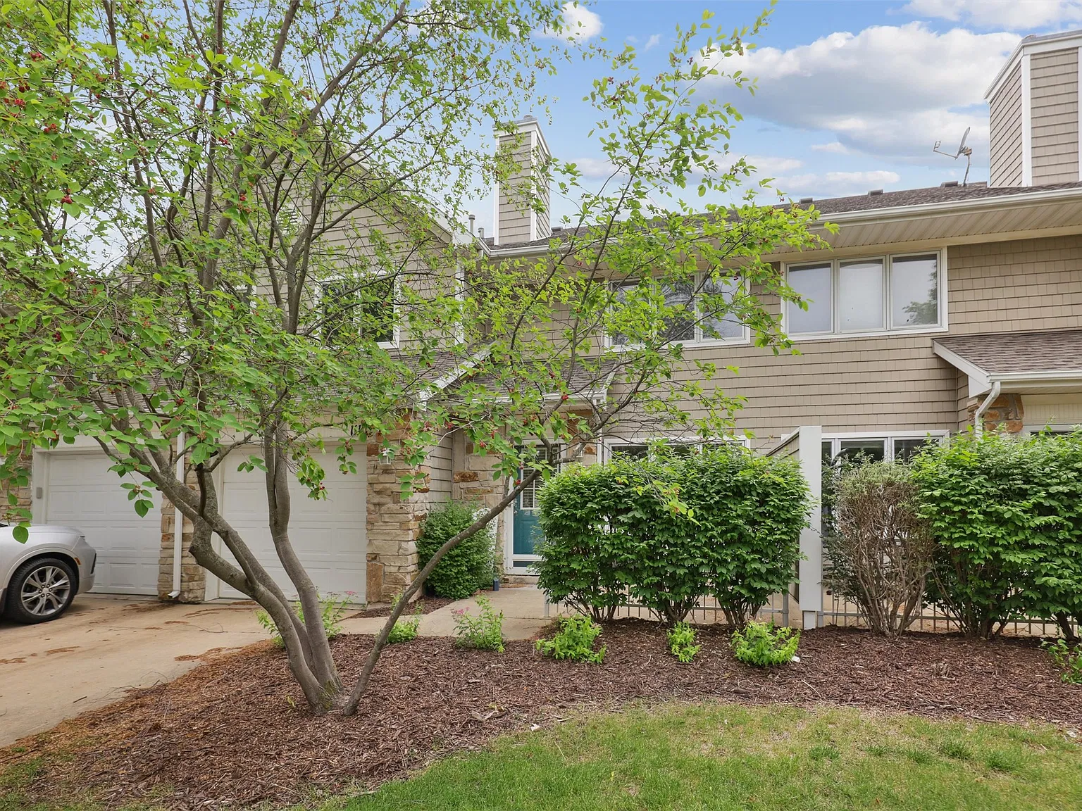811 Burr Oaks Dr — Photo 2