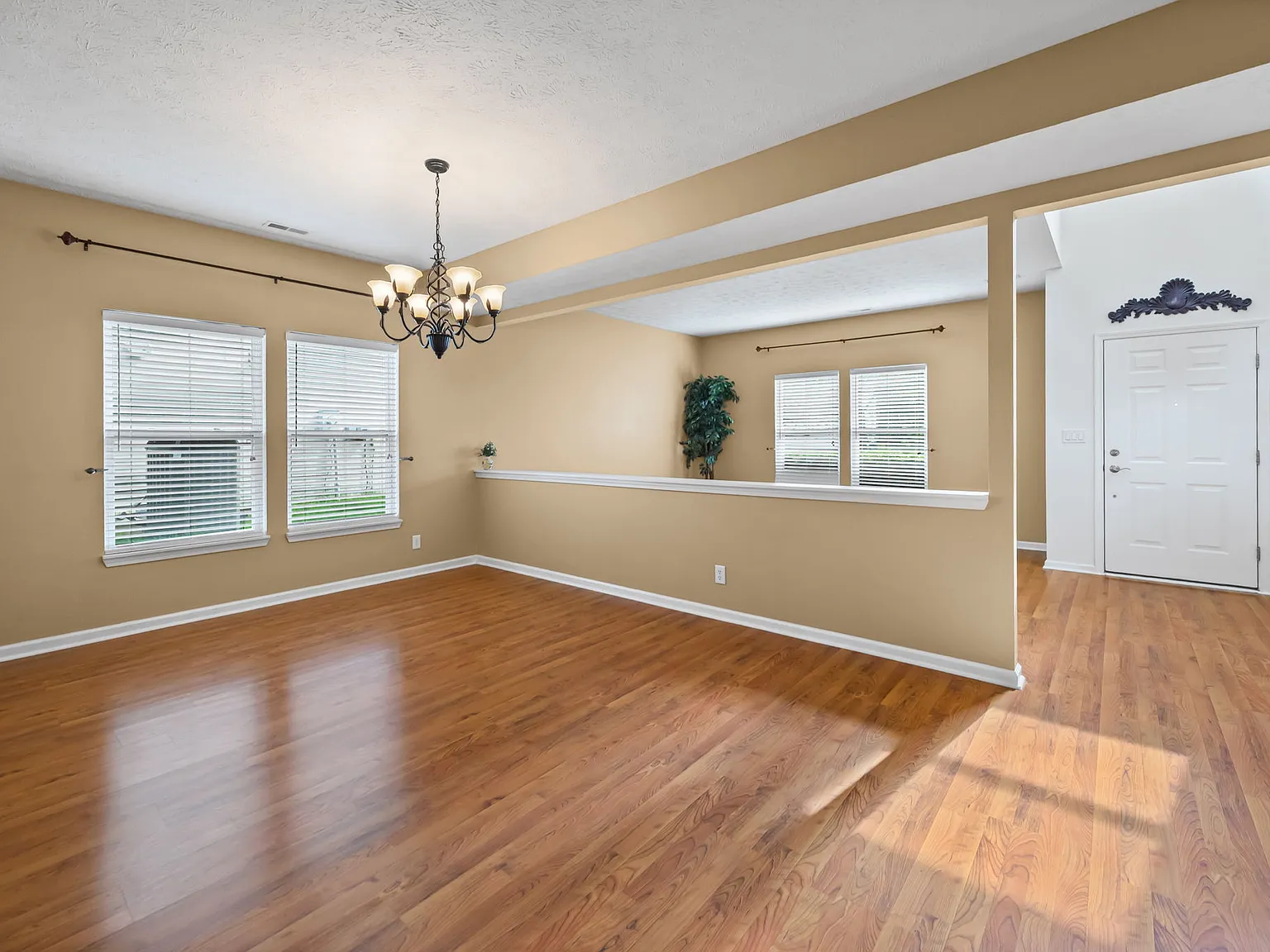4 bed, 2908 sqft, $2,695 — Photo 3