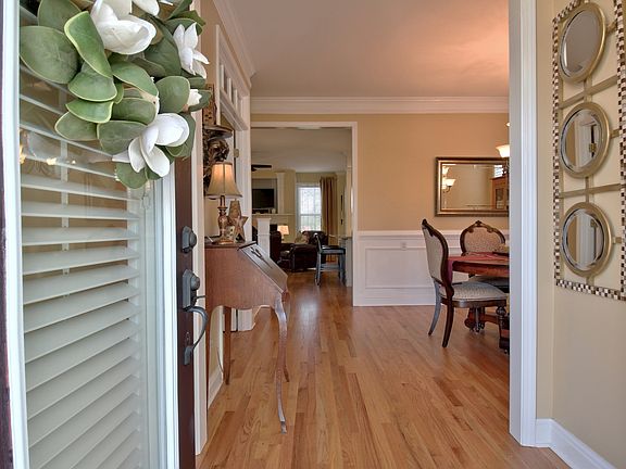 4th image of 113 Denham Sq