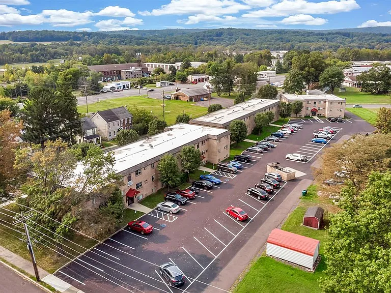Pear Tree Court Apartments — Photo 18