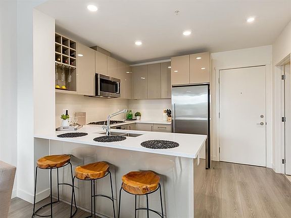 3rd image of 301 E 10th St NW #507