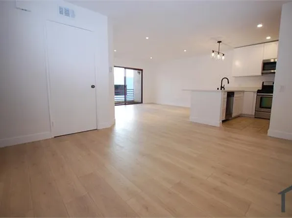 6820 Remmet Ave Unit 304, Canoga Park, CA 91303