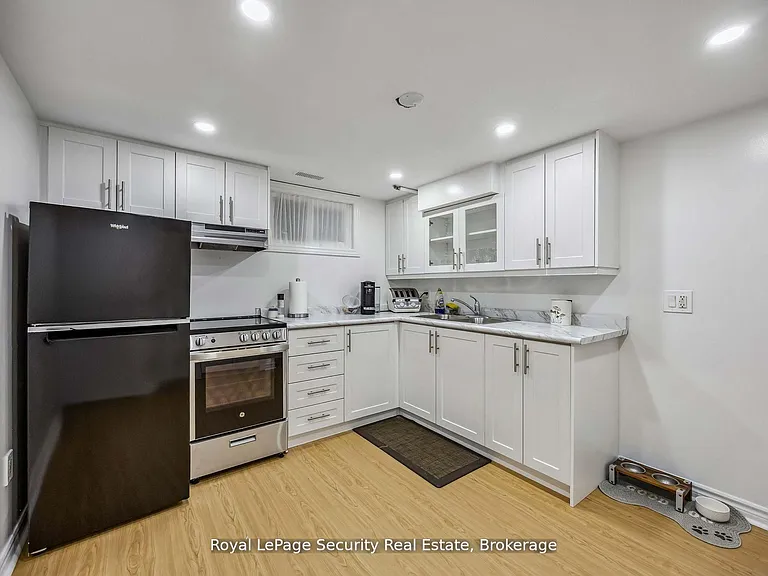 97 John St E #2 — Photo 8