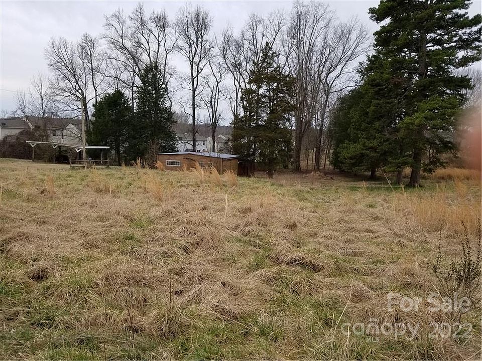 2nd image of 896 Crestmont Rd SE