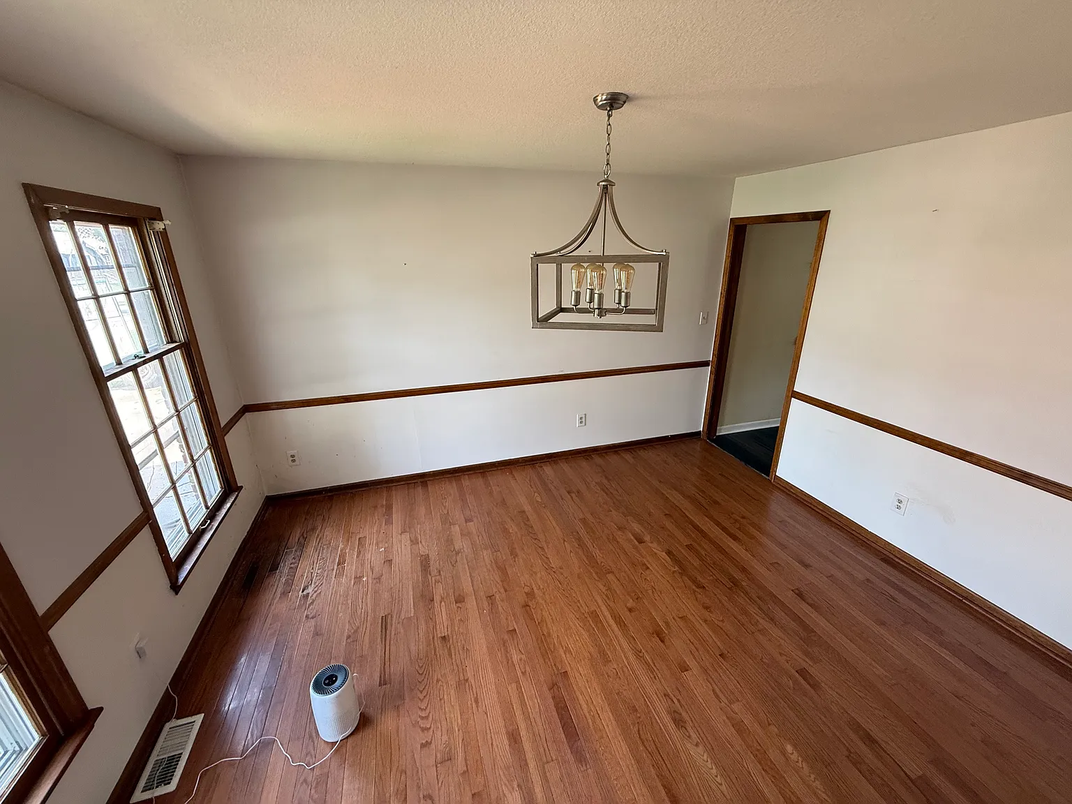 5 bed, 2560 sqft, $2,660 — Photo 2