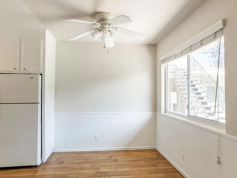 Golden Oaks Apartment — Photo 24