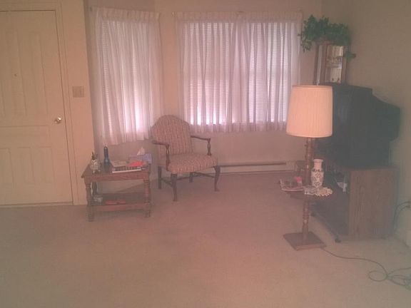 3rd image of 906 Meadow Ln