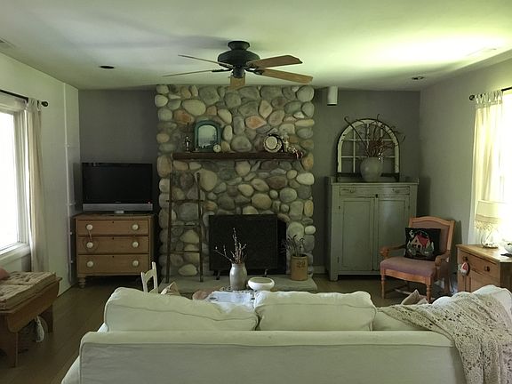 living area w/gas fireplace