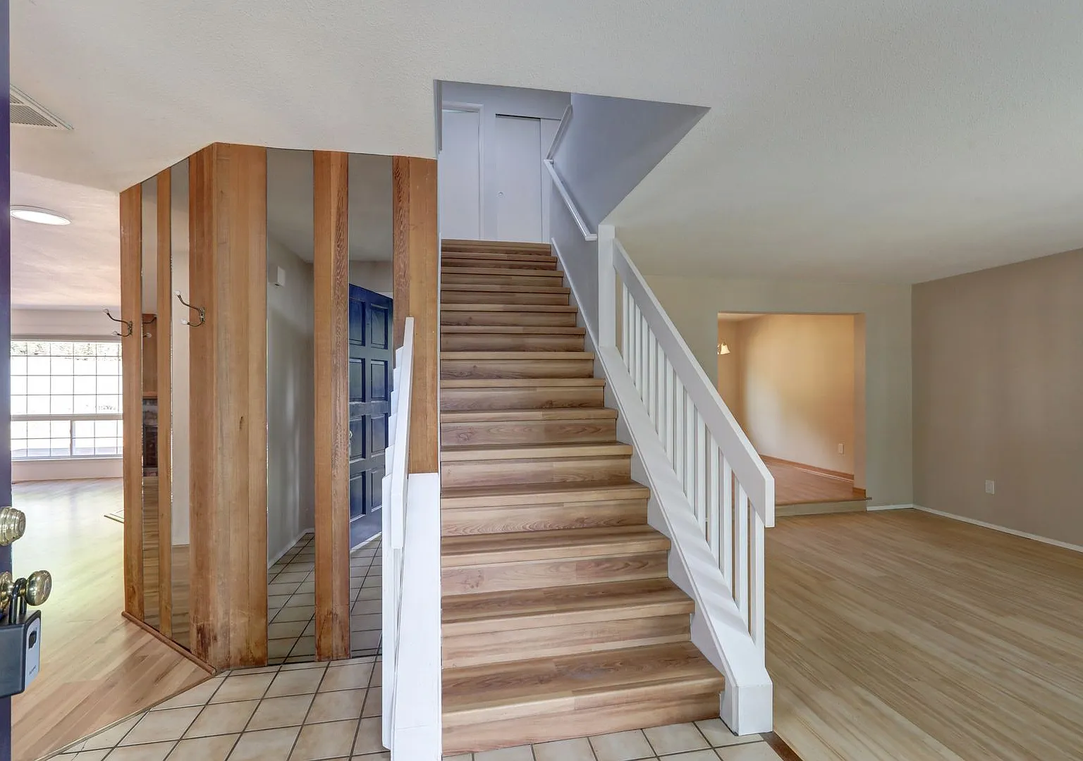 4-bedroom 2.5 bath on cul-de-sac in Kirkland — Photo 2